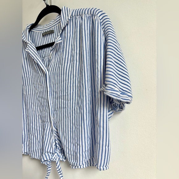 Suzy Shier Blue and White Cropped Button Down Shirt - Picture 2 of 7